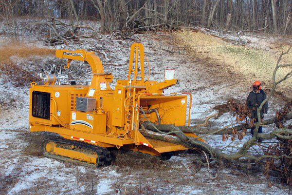 Browse Specs and more for the INTIMIDATOR™ 19XPC Track Hand-Fed Chipper - Bobcat of Houston
